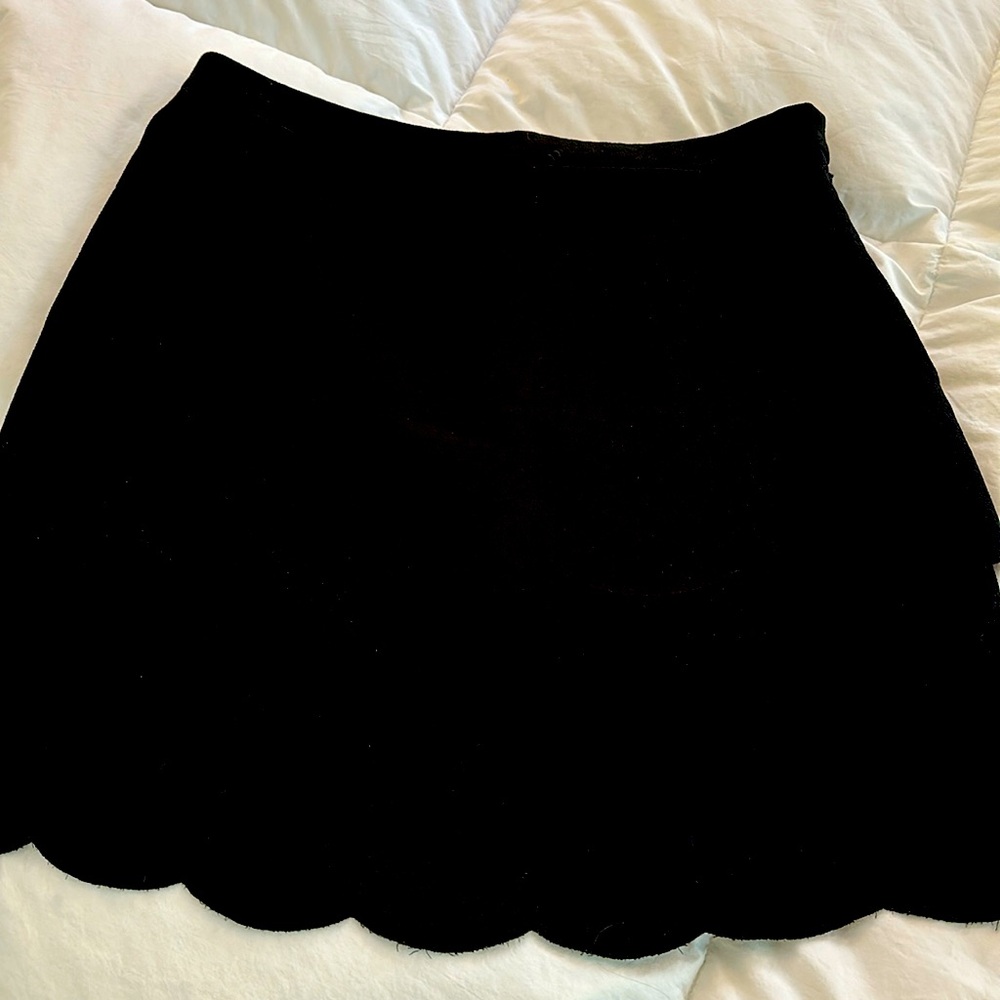 Loft Women’s side zip Skirt with Scalloped hem.